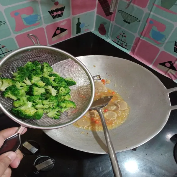 Lalu masukkan brokoli, aduk sampai merata.