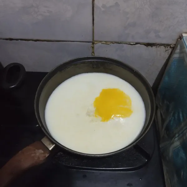 Masukan kuning telur, masak dengan api kecil hingga mengental.