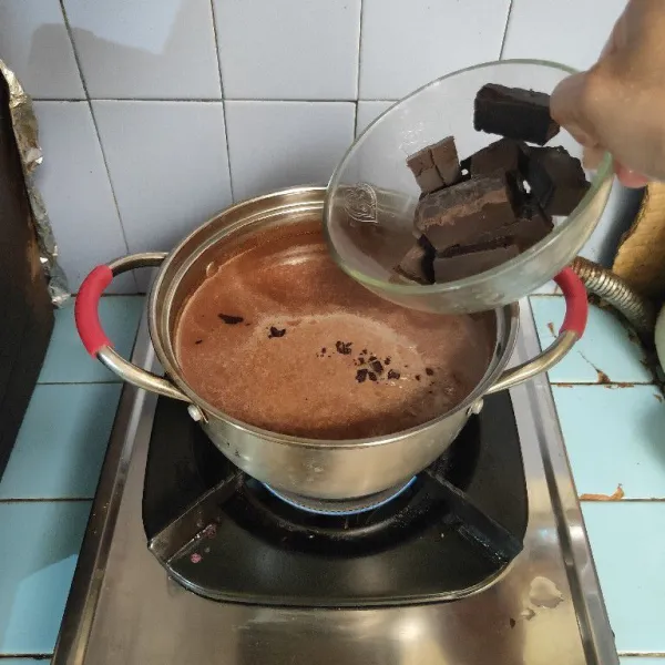 Masukkan potongan dark cooking chocolate, aduk rata, masak hingga meleleh.