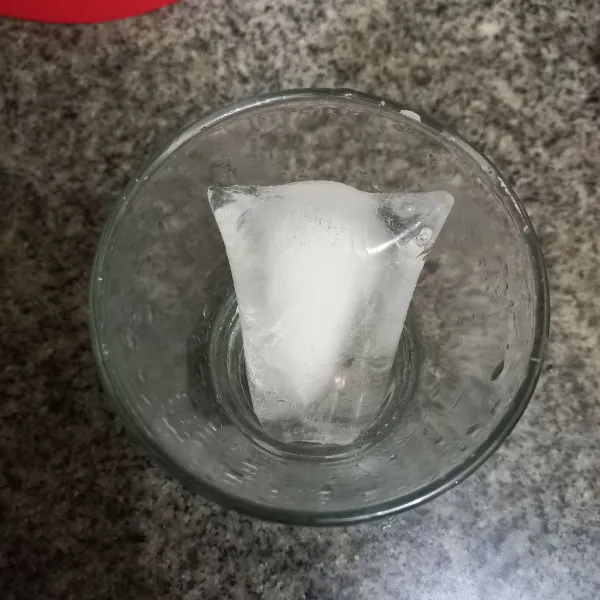 Masukan es batu pada gelas.