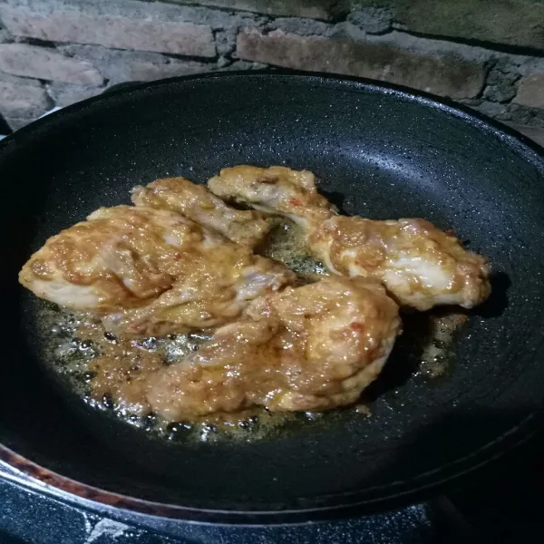 Susun ayam di teflon lalu oles sedikit demi sedikit sisa bumbu ungkep tadi. Panggang sambil di bolak balik hingga matang. 
Ayam bakar teflon siap disajikan.