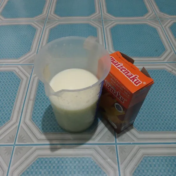 Masukkan gula dan tepung maizena ke dalam susu, aduk rata.