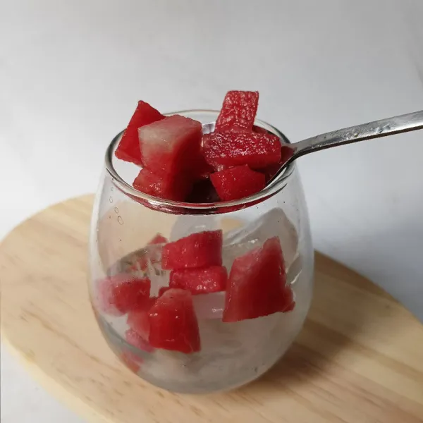 Masukkan semangka dan es batu ke dalam gelas.
