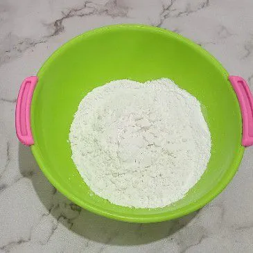 Campur tepung beras dan tapioka aduk rata