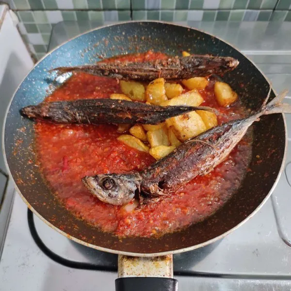 Masukkan ikan ke dalam cabe.