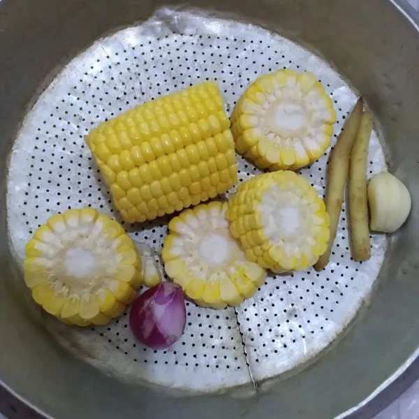 Siapkan jagung dan bumbu iris