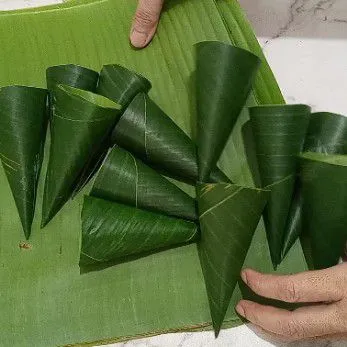 Sambil menunggu santan hangat buat kerucutnya dahulu jangan sampai bolong ya bawahnya supaya tidak bocor