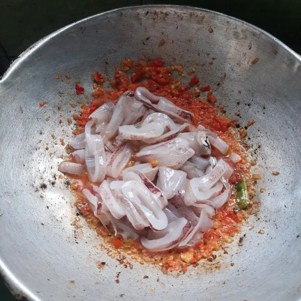 Masukkan cumi-cumi dan tambahkan sedikit air, masak jangan terlalu lama agar tidak alot.