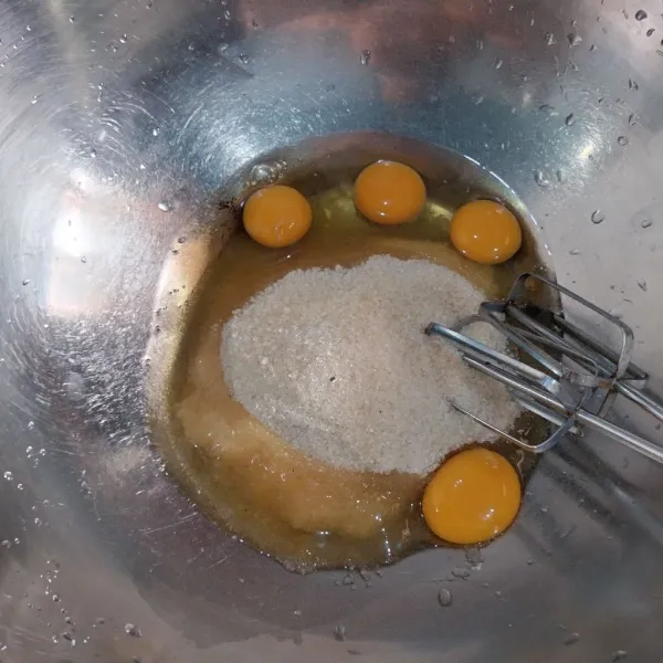 Kemudian masukkan telur, gula pasir, vanili cair, aduk dengan mixer hingga licin.
