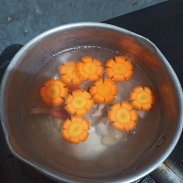 Didihkan air lalu masukkan udang dan wortel.