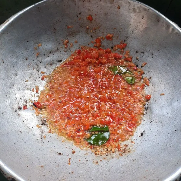 Tumis bumbu sampai harum dan matang.