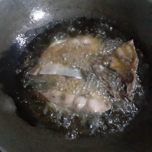 Marinasi ikan patin dengan cuka dan garam lalu goreng hingga matang, sisihkan.