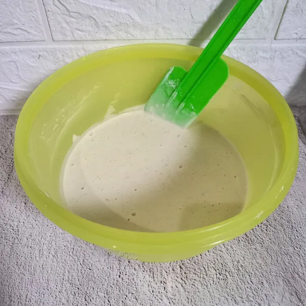 Campurkan semua bahan adonan tepung dalam bowl.