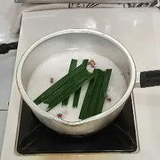 Campur santan, gula  merah dan daun pandan masak sampai mendidih dengan api sedang sambil terus diaduk, sisihkan biarkan hangat