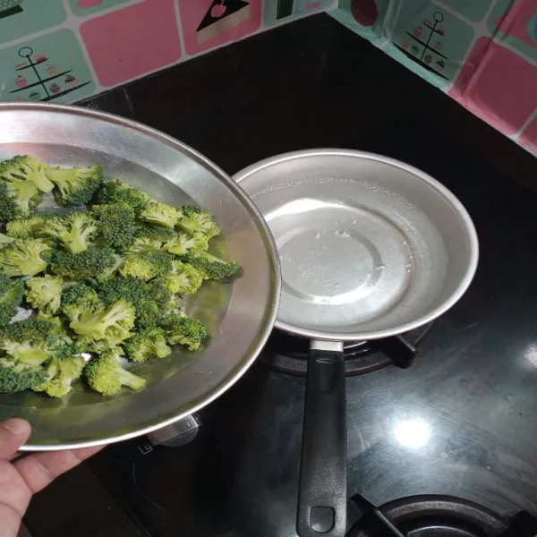 Panaskan air secukupnya, setelah mendidih, masukkan brokoli, masak 2 menit saja, tiriskan lalu cuci bersih diair mengalir.