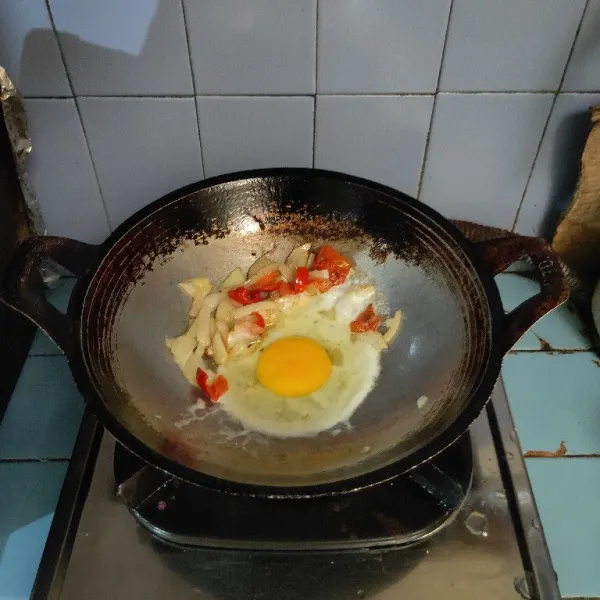 Masukkan telur, aduk orak-arik.