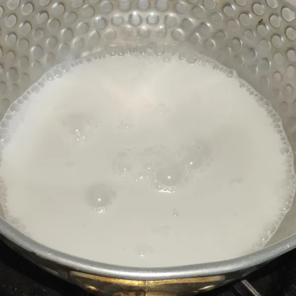 Masukkan santan, 100 ml air, pemanis 0 kalori, dan vanilla ke dalam panci, rebus sampai muncul buih di samping panci