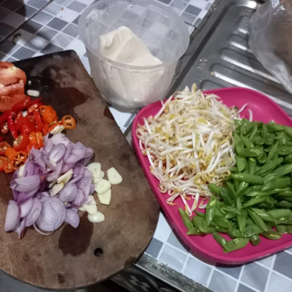 Siapkan semua bahan potong-potong buncis, tahu dan iris Bawang merah, bawang putih, cabe dan tomat diiris