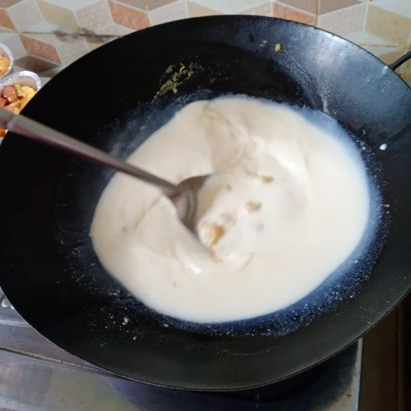 Buat saus bechamel: lelehkan margarin, masukkan terigu, aduk cepat. Masukkan susu cair, garam & lada, aduk rata