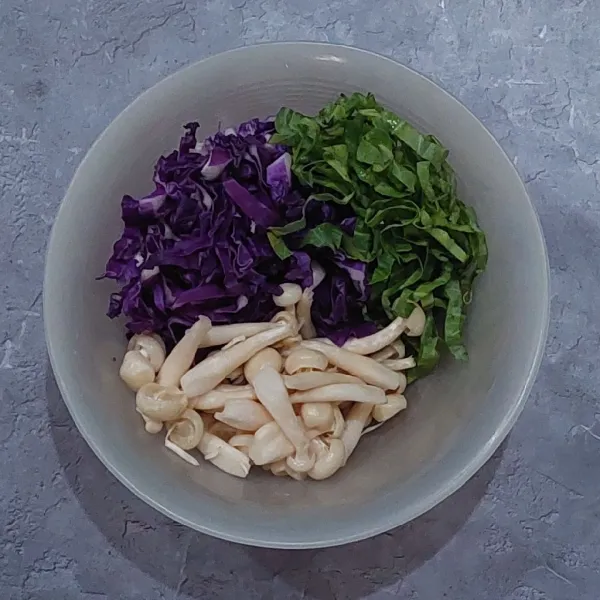 Iris halus kol ungu dan cuciwis. Siapkan jamur.