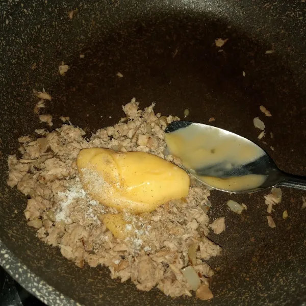 Setelah berkurang panasnya masukkan mayonnaise. Bumbui garam dan lada, aduk rata.