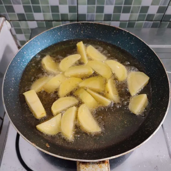 Goreng kentang hingga matag, lalu tiriskan.
