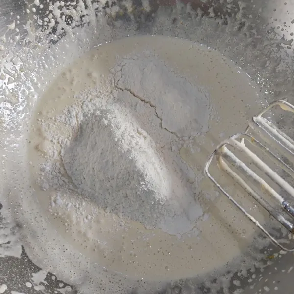 Kemudian masukkan tepung terigu dan santan yang sudah matang dan didinginkan, aduk sampai rata.
