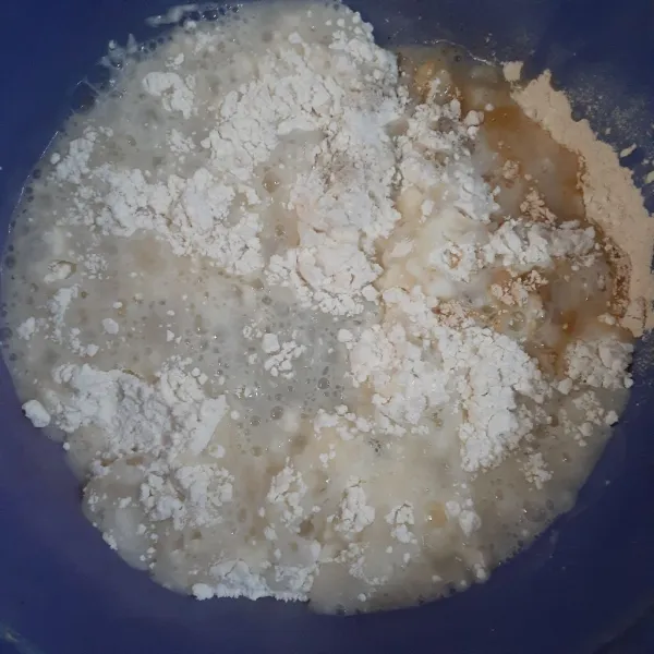 Pada wadah campur jadi satu tepung terigu, merica, bawang putih bubuk, udang kering halus, penyedap, dan garam halus. Lalu tuang air kaldu udang yang panas mendidih lalu aduk rata dan biarkan dingin.