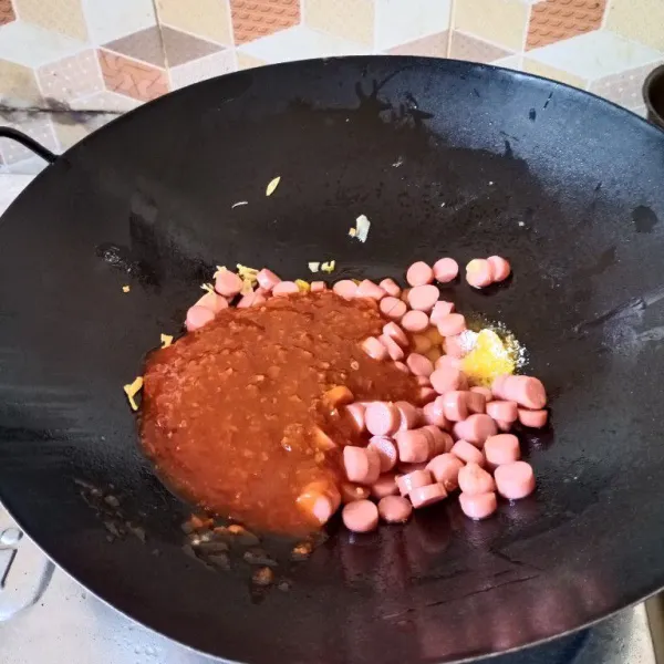 Masukkan saus spaghetti, garam dan lada. Aduk rata & matikan api.