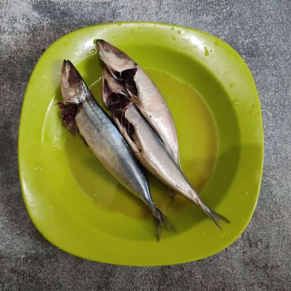 Campurkan ikan salem dengan garam dan jeruk nipis, aduk rata, diamkan 15 menit.