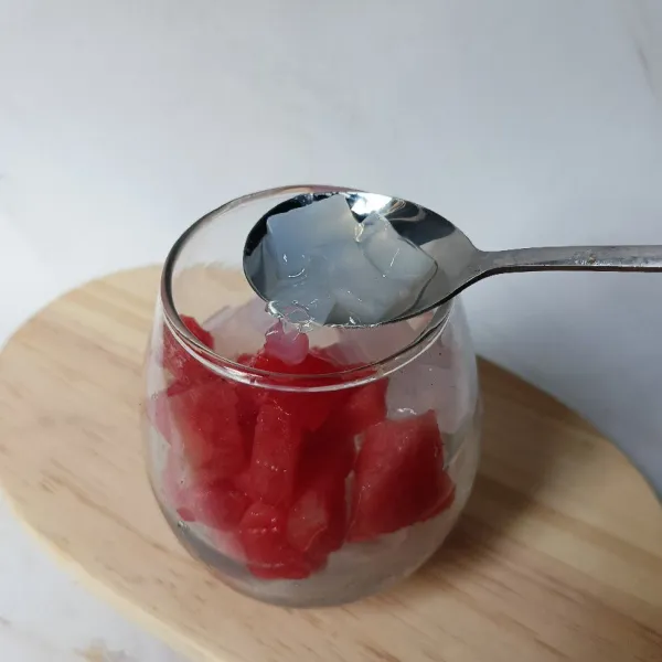 Masukkan juga nata de coco.