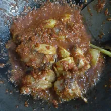 Masukkan ayam dan kentang, aduk rata.