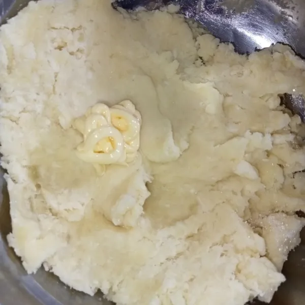 Jika gula dan garam sudah larut dengan singkong, tambahkan butter kemudian aduk rata.