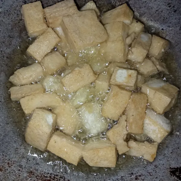 Goreng tahu hingga kering berkulit, angkat dan tiriskan.