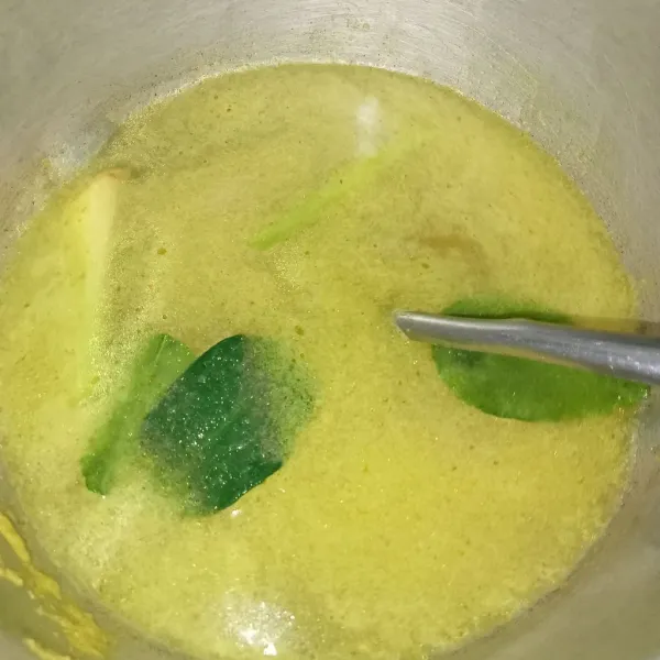 Tumis bumbu halus, daun jeruk dan serai hingga harum lalu tuang air aduk rata.