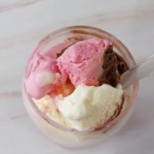 Tambahkan ice cream diatasnya dan siap disajikan.