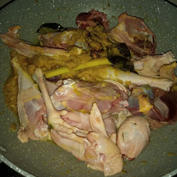 Masukkan potongan ayam, tumis sampai ayam berubah warna.