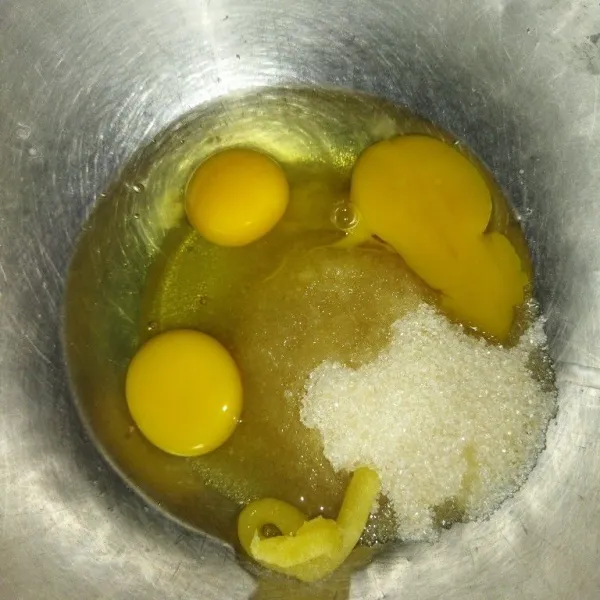Mixer telur, gula pasir dan SP hingga mengembang dan putih, lalu panaskan kukusan dan tutup kukusannya dilapisi serbet.