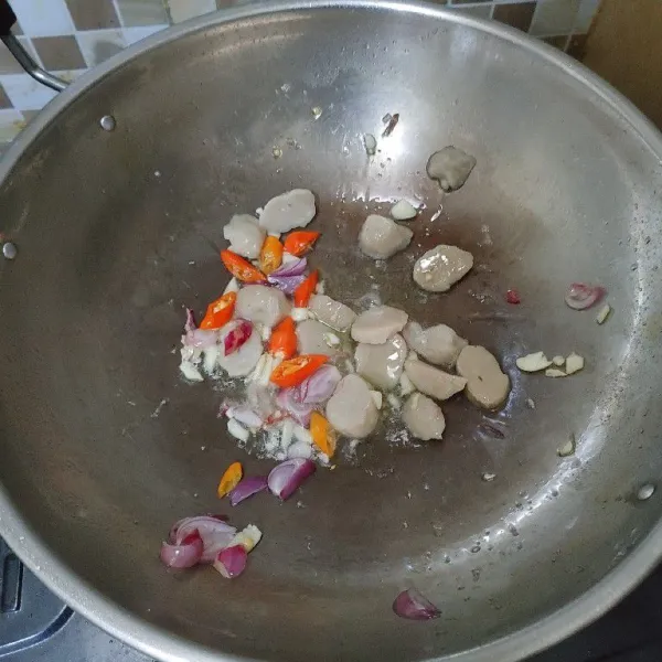 Tumis bawang putih, bawang merah dan cabe rawit sampai harum. Lalu masukan bakso, aduk rata.