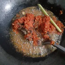 Panaskan 100 ml minyak sayur dengan api sedang, tumis bumbu halus, serai, kayu manis bubuk, jintan bubuk, ketumbar bubuk, kapulaga, dan asam kandis hingga tidak berbau langu.