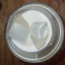 Kemudian tuang susu cair.