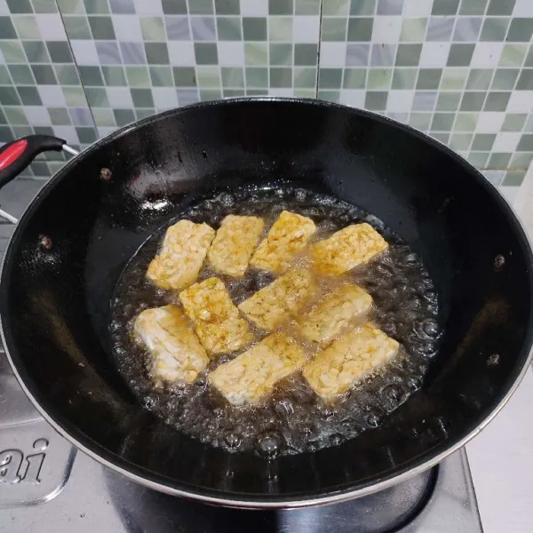 Panaskan minyak goreng, kemudian goreng tempe hingga golden brown.