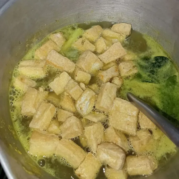 Masukkan tahu, tambahkan gula garam dan kaldu jamur aduk rata.