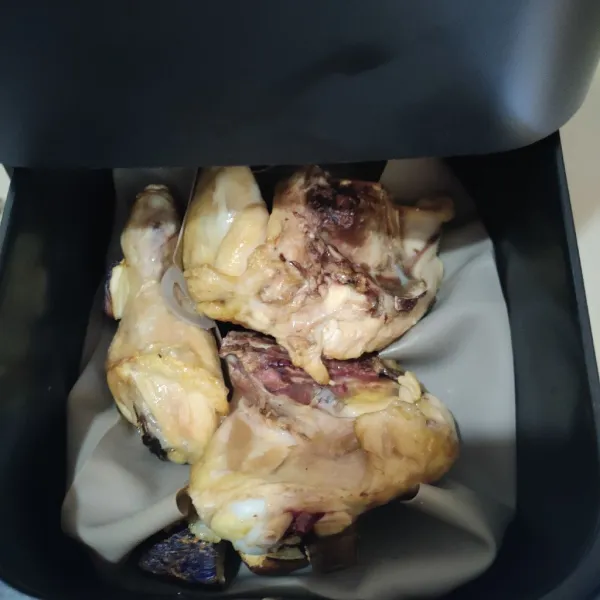 Goreng ayam hingga hingga setengah matang, saya menggunakan air fyer suhu 200°C selama 10 menit.