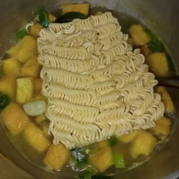 Masukkan mie sebentar, setelah mie mulai matang angkat mie, tiriskan.