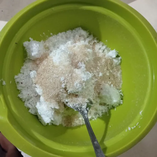 Masukkan tepung terigu, kelapa parut, gula pasir, dan garam ke dalam wadah.