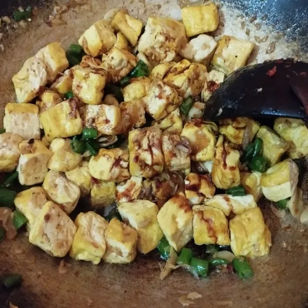 Masukkan tahu yang sudah di goreng tadi. Aduk rata,tambahkan kecap manis,lada bubuk dan kaldu bubuk.koreksi rasa.