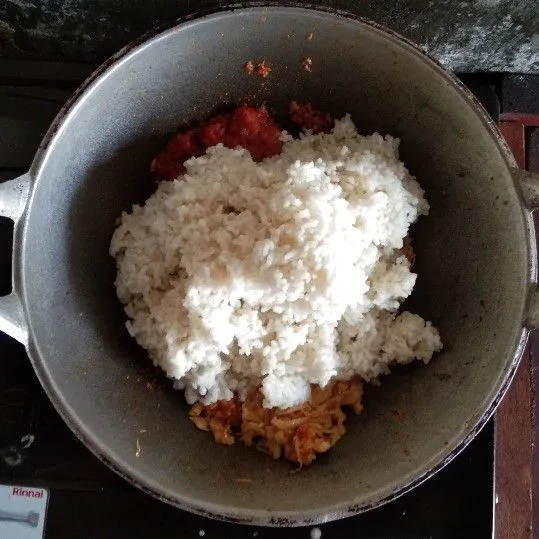 Masukkan nasi dan aduk hingga semua bahan bercampur rata.
