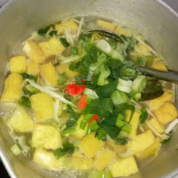 Masukkan tauge, bawang pre, seledri dan cabai rawit, aduk sebentar hingga mendidih, lalu matikan api.