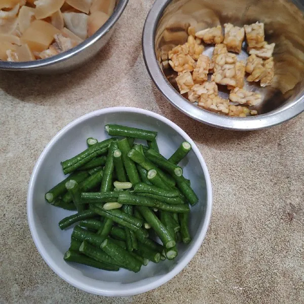 Siapkan bahan sayuran dan tempe yang sudah digoreng.